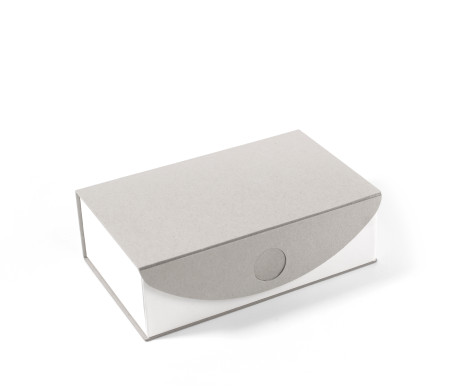 Boîte rectangulaire en carton écologique rigide, livrée montée.