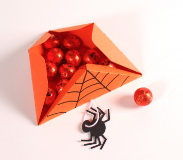 Caja triangular con telarañas para bolas de chocolate