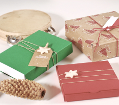 Kleine Schachtel mit Weihnachtsschmuck