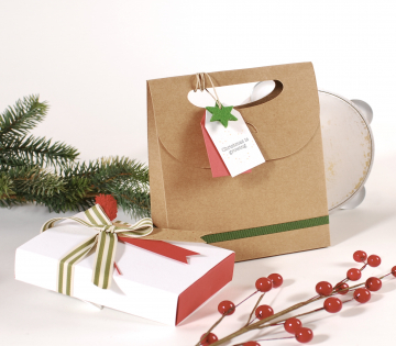 Piccola scatola con decorazioni natalizie