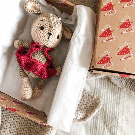 Shipping box for ecommerce with christmas pattern