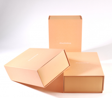Lined gift box with folding cardboard base