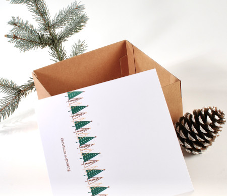 Caja cuadrada con tapa y estampado navideño