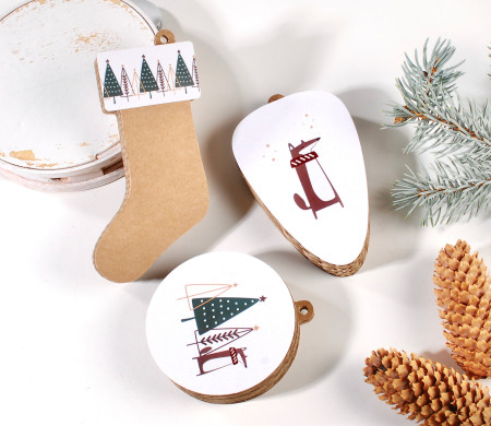 Décoration suspendue pour le sapin en carton. Ce sont aussi des boîtes