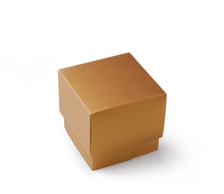 Originelle Geschenkschachtel in Form eines Schmuckkästchens mit drei Ebenen. Originelle Geschenkschachtel in Form eines Schmuckkästchens mit drei Ebenen.