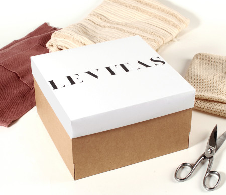 Caja para sombreros. De fácil montaje y disponible en 3 tamaños.