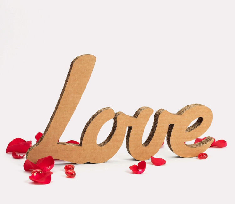 Lettere "LOVE" in Cartone | SelfPackaging