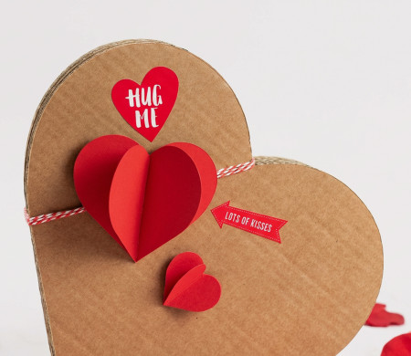 Herzen aus Karton zum Dekorieren von Geschenken
