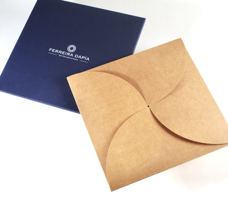 Flache Verpackung mit umlaufendem Verschluss für Premium-Präsentationen