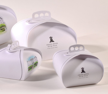 Caja maletín de cartón con asa para regalos, hospitality y eventos