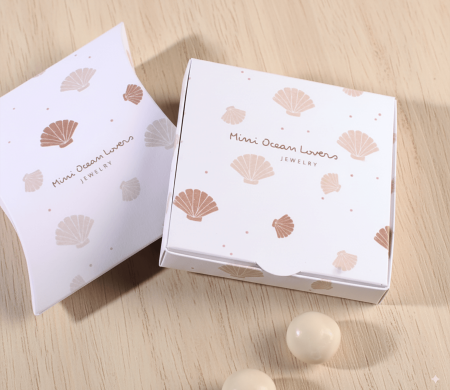 Cardboard jewellery box for small gifts