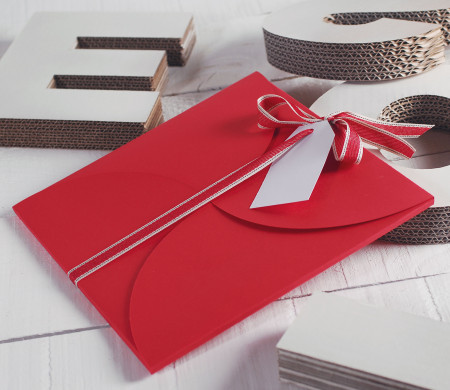 Caja tipo sobre grande con cinta para regalo