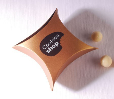 Scatola regalo dorata per bonbon e cioccolatini