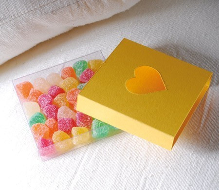 Caja troquelada con corazón Caja troquelada con corazón