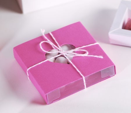 Romantique boîte rose avec un coeur