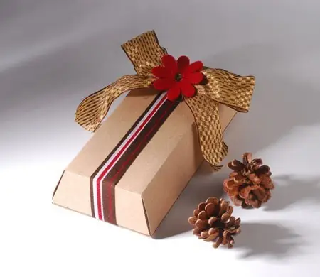 Scatola regalo con fiore e...