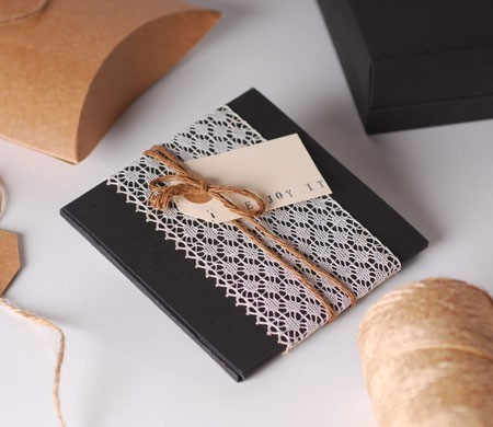 Zierliche Schachtel für CD mit Schleife aus Spitze
