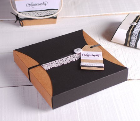 Delicada Caja Regalo con Puntillas y Etiqueta Delicada Caja Regalo con Puntillas y Etiqueta