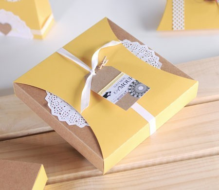 Caja Regalo con Faja y Blonda Caja Regalo con Faja y Blonda