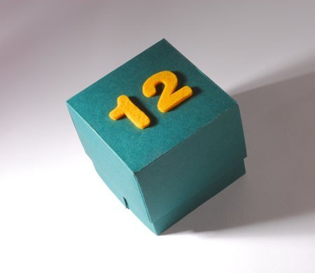 Boîte avec numéros en feutre Personnalisée | SelfPackaging