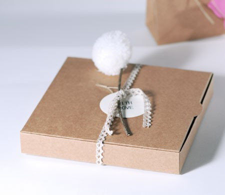 Box with pompon for wedding invitations 