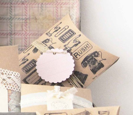 Kraft-Geschenkbox mit Vintage-Print