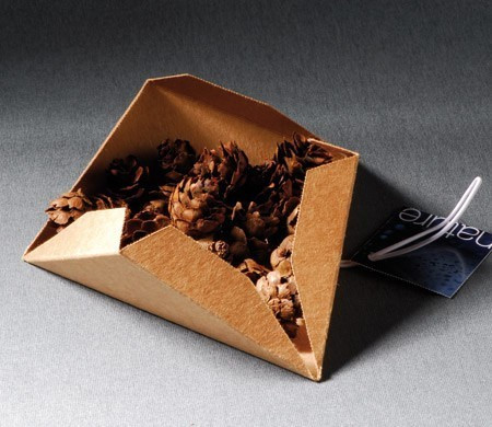 Pyramid-shaped box for corporate gifts