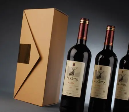 Caja triangular para botellas