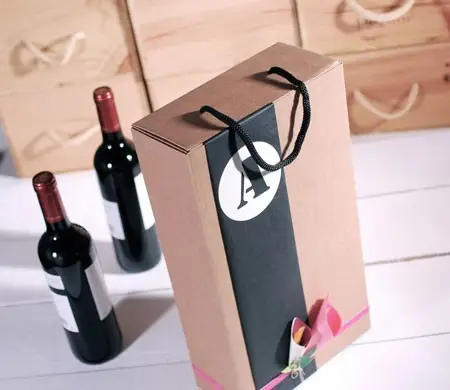 Mit Blumen verzierte Weinkiste