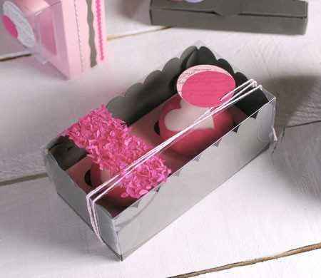 Box for two cupcakes with confetti decoration