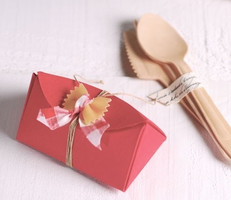 Boîte cadeau triangulaire pour bouteilles d... | SelfPackagi