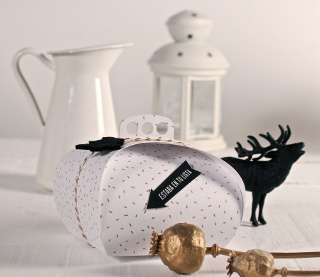 Cardboard box with handle with Christmas print