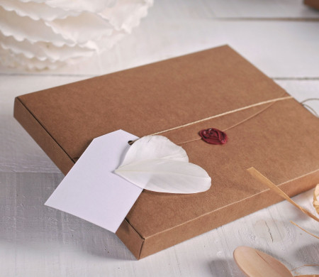 Caja para bodas decorada con lacre y plumas