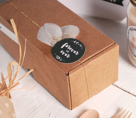 Scatola regalo con piume per San Valentino Scatola regalo con piume per San Valentino