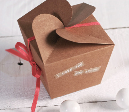 Premium Geschenkbox mit Blumenverschluss