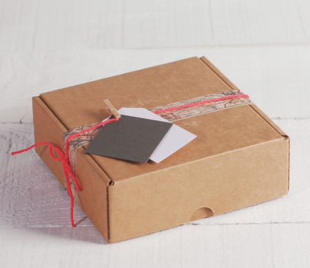 Kleine dekorierte Versandbox für Geschenke und Ecommerce