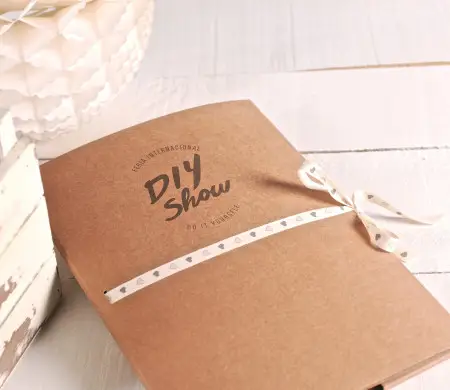 Carpeta de cartón con logo...