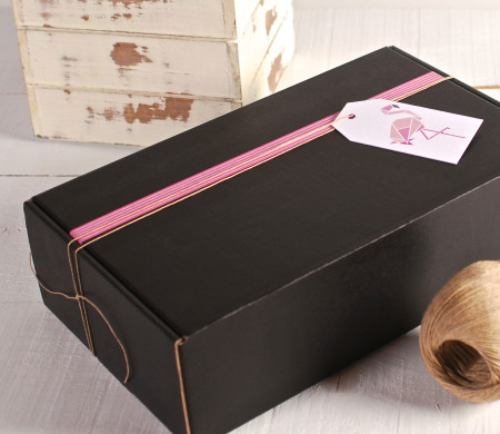 Scatola decorata in rosa e bianco con il flamenco
