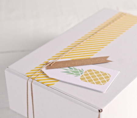 Caja Tropical con Etiqueta Piña y Washi Tape Amarillo Caja Tropical con Etiqueta Piña y Washi Tape Amarillo
