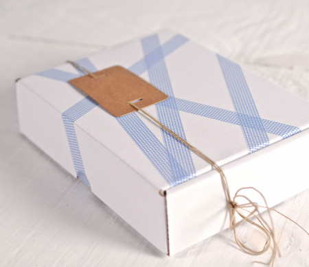 Scatola bianca decorata con washi tape quadrati blu