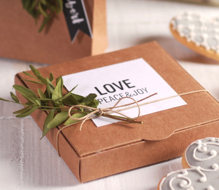 Flat box for invitations and Christmas gift cards | SelfPackaging
