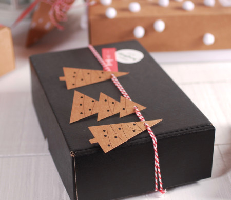Schwarze Schachtel mit weihnachtlichen Etiketten