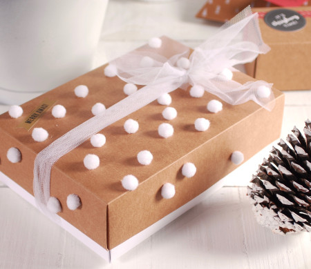 Weihnachtsbox mit Pompons | Weihnachts Packaging | SelfPackaging