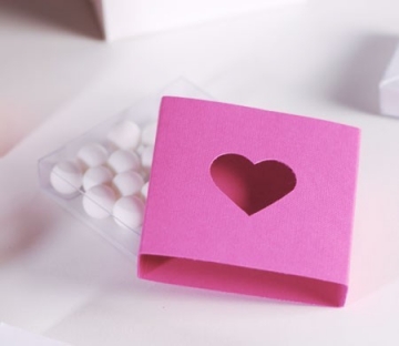 Romantica scatola rosa con cuore