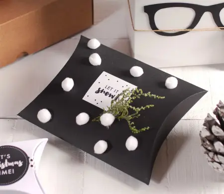 Accesories box with pompoms