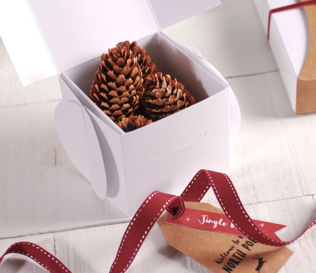 Caja cuadrada de regalos para Navidad Caja cuadrada de regalos para Navidad