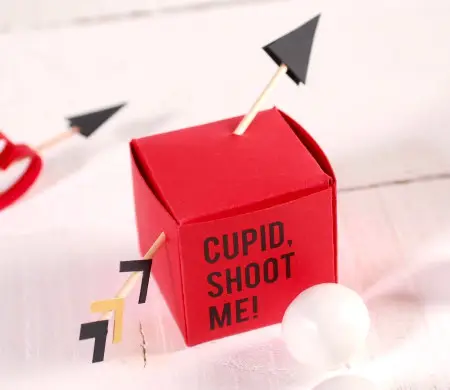 Caja con flechas de Cupido