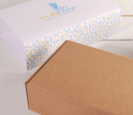 Grande boîte avec bandeau pour cadeaux