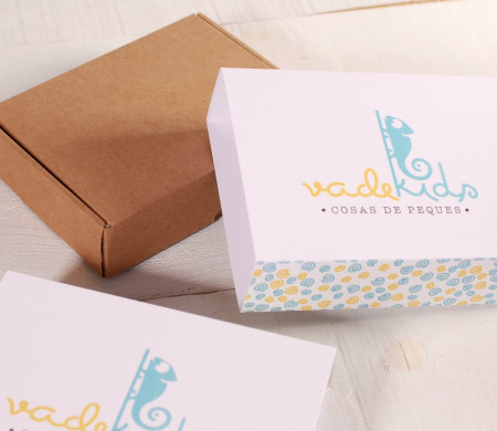 Caja pequeña con faja para regalar Caja pequeña con faja para regalar