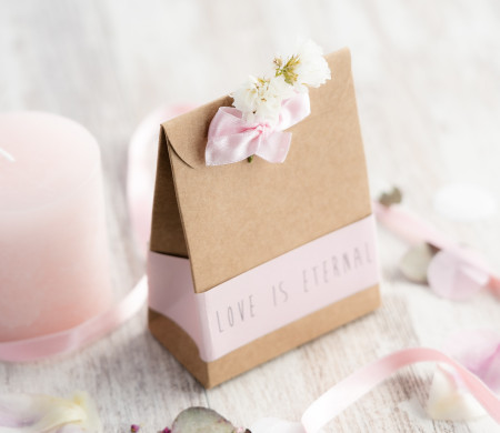 Boîte pyramidale pour cadeaux et chocolats